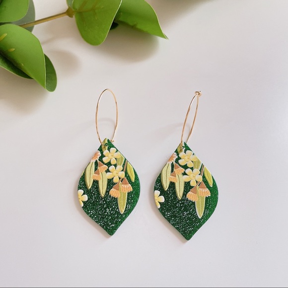 Multi color Acrylic statement hoop earrings - Picture 13 of 13